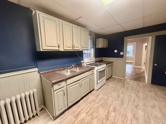 Building Photo - Spacious 4-Bedroom Single-Family Home in Lancaster!