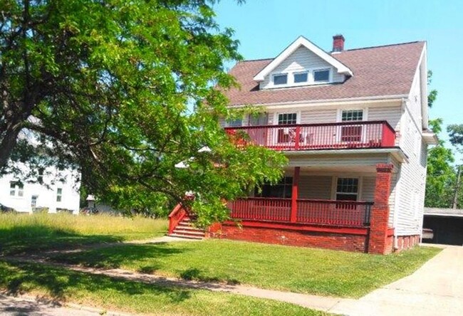 Triplex bellamente actualizado y bien mantenido en la parte central de Cleveland Heights - 3327 Desota Ave