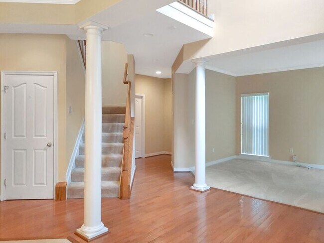 Foto del edificio - Single Family Home with 2 Car Garage Deck ...