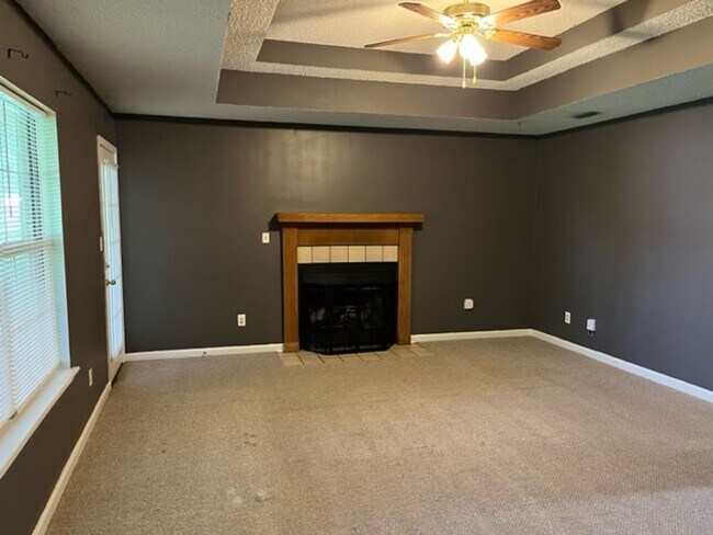 Building Photo - Spacious 4bedroom/2 bathroom home