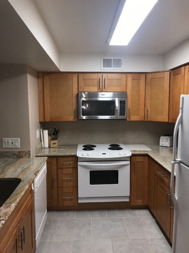 Foto del edificio - UNFURNISHED Upgraded Condo in Central loca...