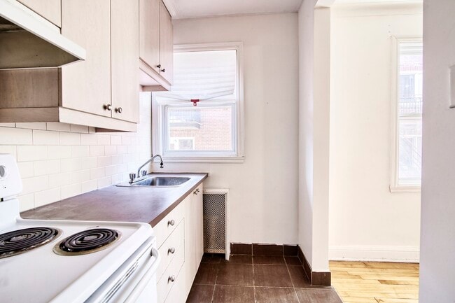 Building Photo - 4900 Av. Clanranald
