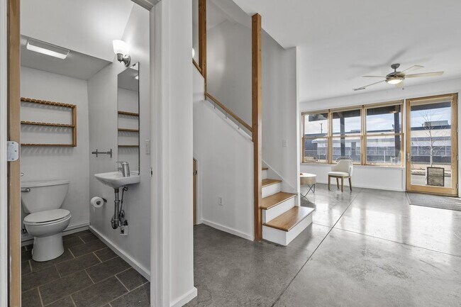 Building Photo - 271 W 19th St