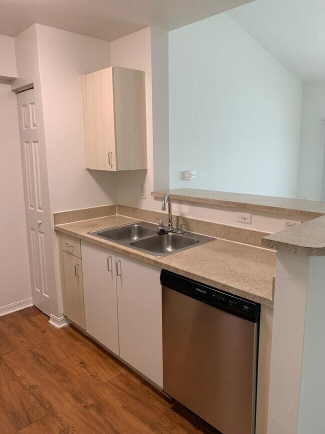 Foto del edificio - Cozi, breezy condo unit.