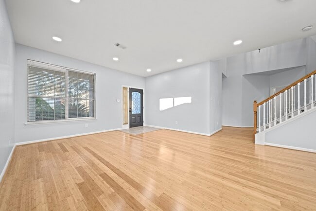 Foto del edificio - 6323 Channelbrook Ln