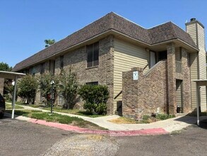 Building Photo - 200 Martingale
