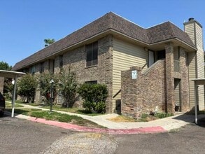 Building Photo - 200 Martingale