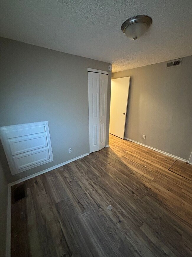 Foto del edificio - Commerce City Duplex available NOW!