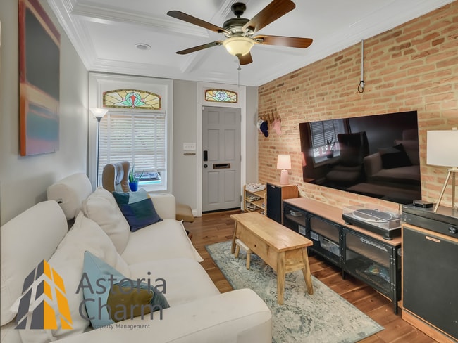 Building Photo - Classic Brick Rowhome with Rooftop Views