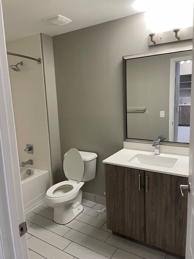 Building Photo - 6239 Bay Club Dr