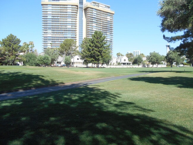 Foto del edificio - Beautiful 2 Bedroom Townhome in Las Vegas ...