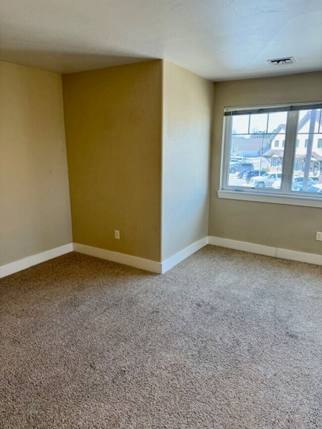 Foto del edificio - 2 Bedroom 1 Bathroom Apartment  NEW PRICE UPDATE