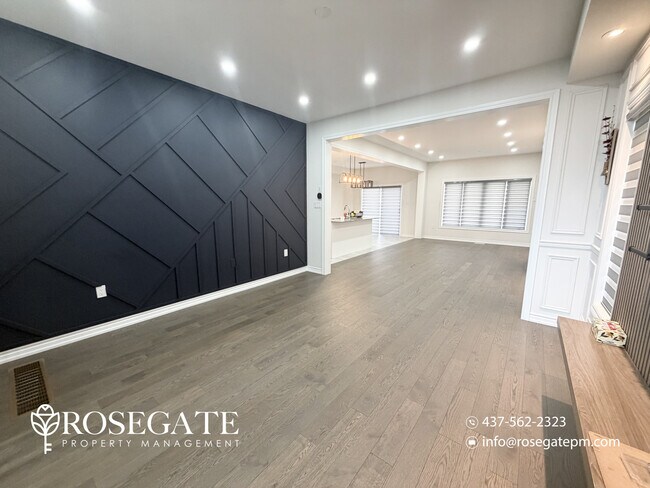 Photo du bâtiment - Spacious 4-Bedroom + Den Upper-Level Apartment with Garage & Backyard in Brampton