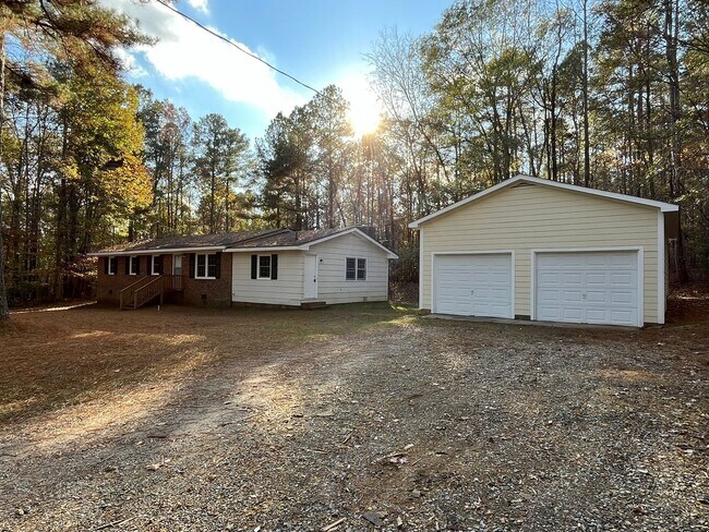 Foto del edificio - Charming 3BD, 2BA Wake Forest Home on a Large, Private Lot with a Detached 2-Car Garage, Providin...