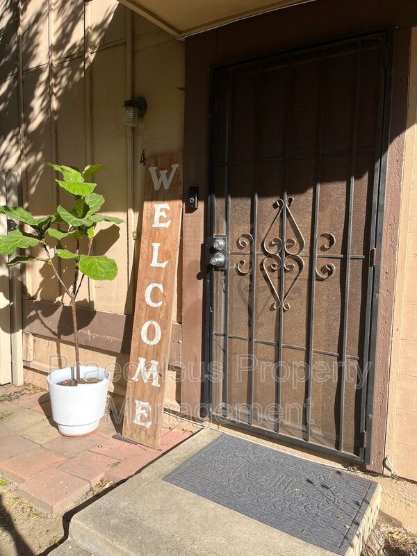 Primary Photo - 1733 Hollister St