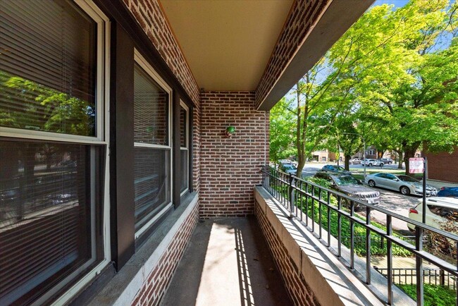 Building Photo - 4 bedroom in Chicago IL 60657