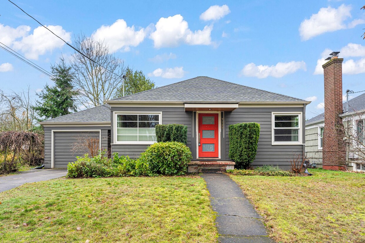 Primary Photo - 2/1 One level with finished basement in St...