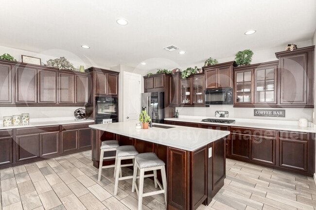 Building Photo - 913 W Yosemite Dr
