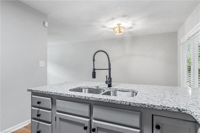 Foto del edificio - 1326 Cushing St