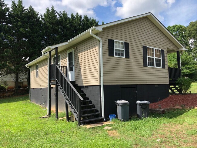 Foto del edificio - Available August 2025 | 3BR 1 BATH W/LAWNC...