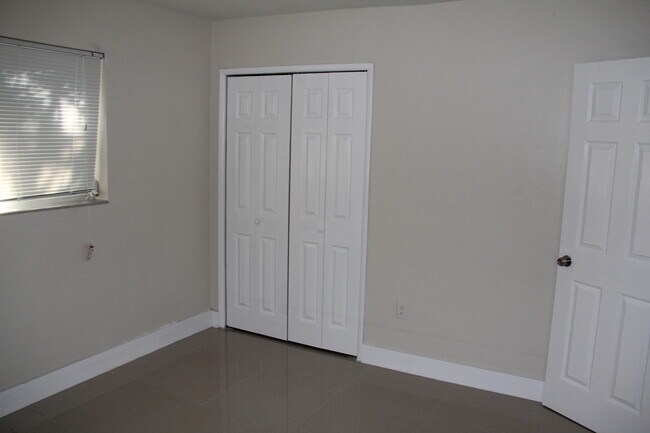 Building Photo - 6405 Plunkett St