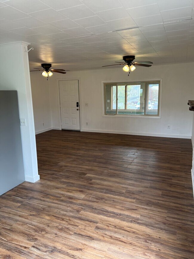 Building Photo - 2 Bedroom, 1 Bathroom Home