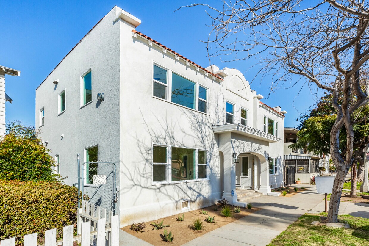 Primary Photo - 1221 E 1st St