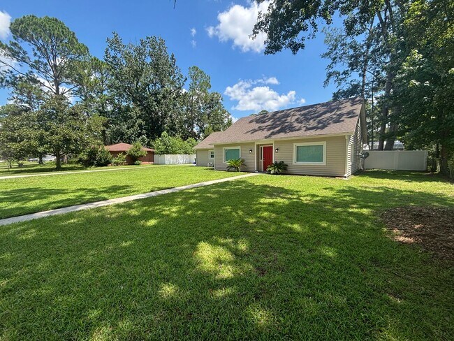 Building Photo - Beautifully Remodeled Home / Plenty of Add...