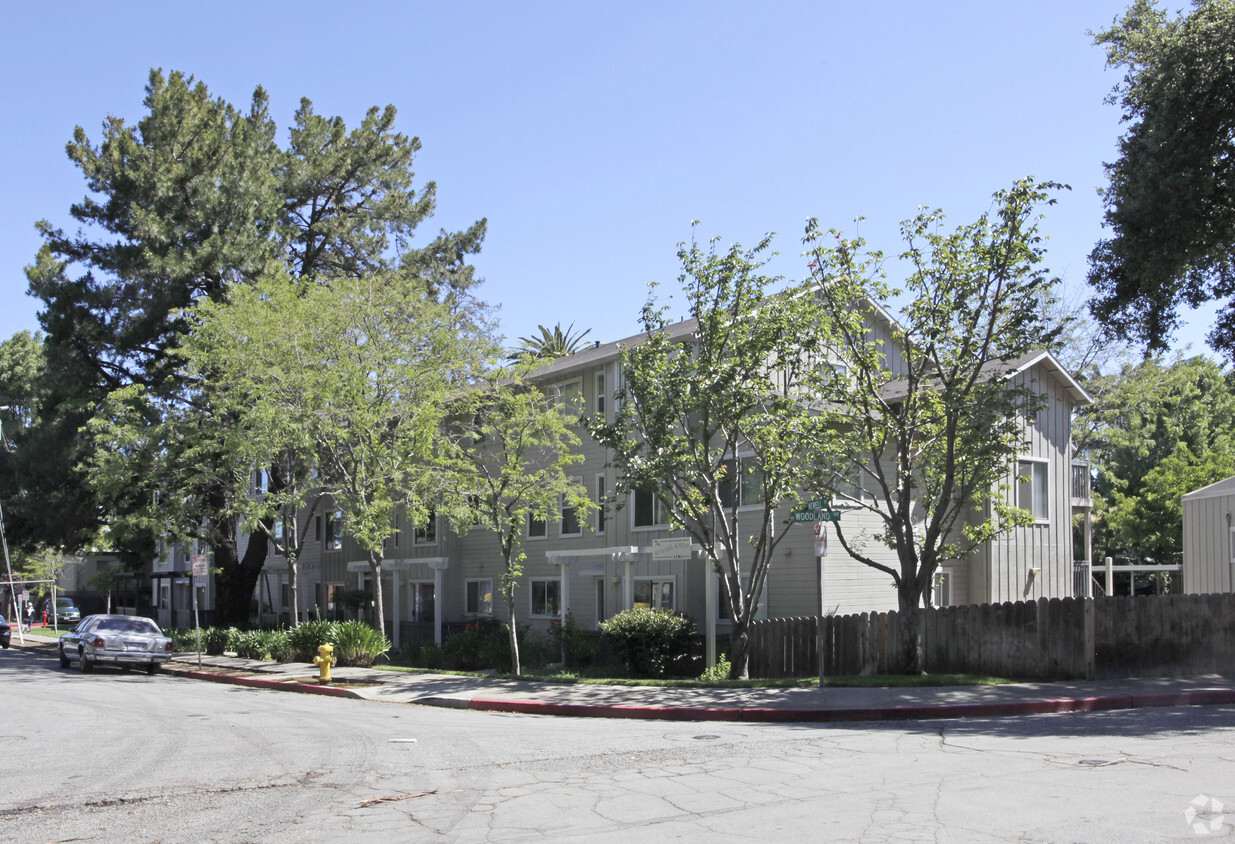 Building Photo - Woodlands Newell Apartments