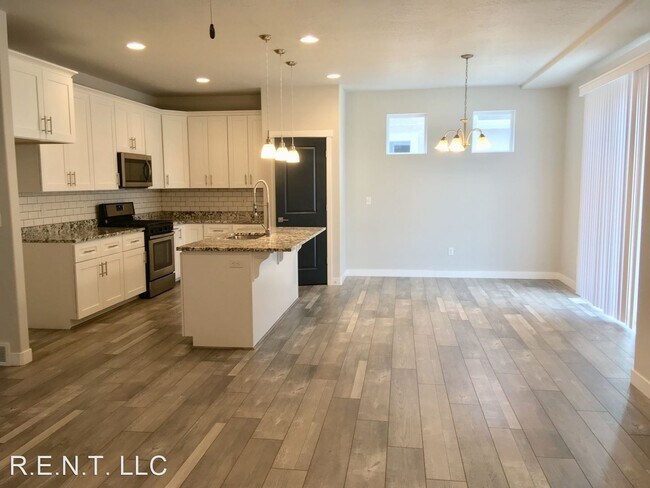Building Photo - 4 br, 2.5 bath House - 979 W. McKenna Road