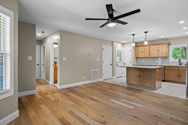 Building Photo - 910 Windlau Ct