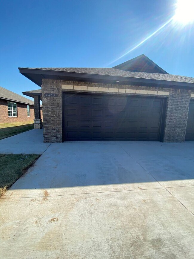 Foto del edificio - 3 bedroom and 2 bathroom duplex in El Reno!