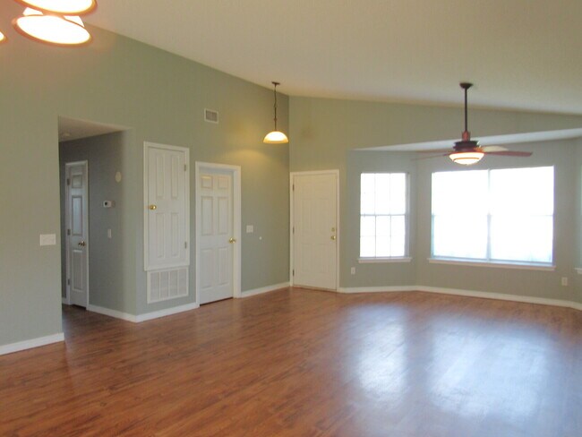 Foto del edificio - Spacious 3 Bedroom, 2 Bath Brick Home in Southwest Pensacola Near NAS & Beaches