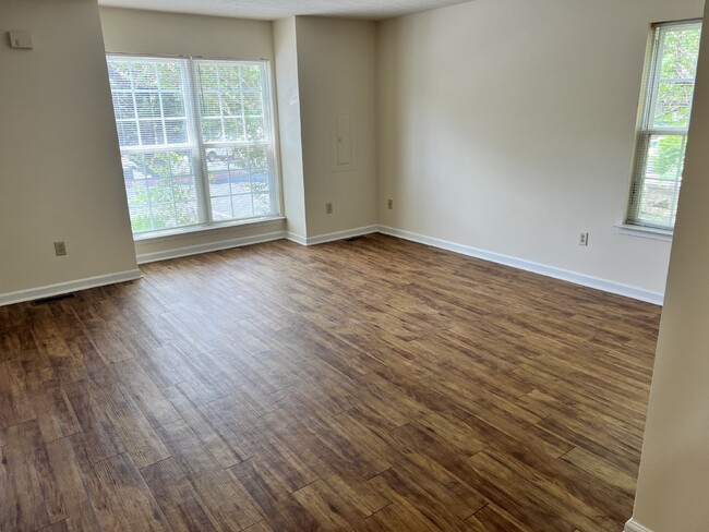 Building Photo - Charming 3-Bed Townhouse with Modern Ameni...