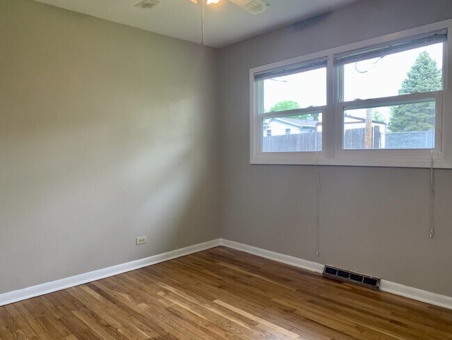 Building Photo - 1622 Oak Ln