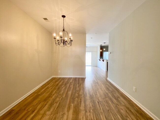 Foto del edificio - Spacious, Four Bedroom Townhouse With a View!