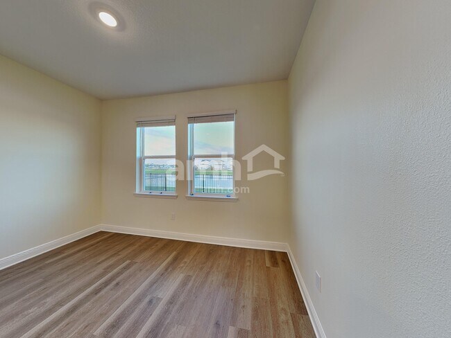 Foto del edificio - 5958 Sycamore Pl St