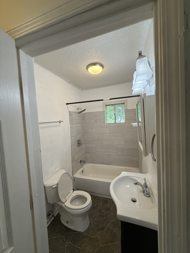 Building Photo - 5121 Paseo Blvd
