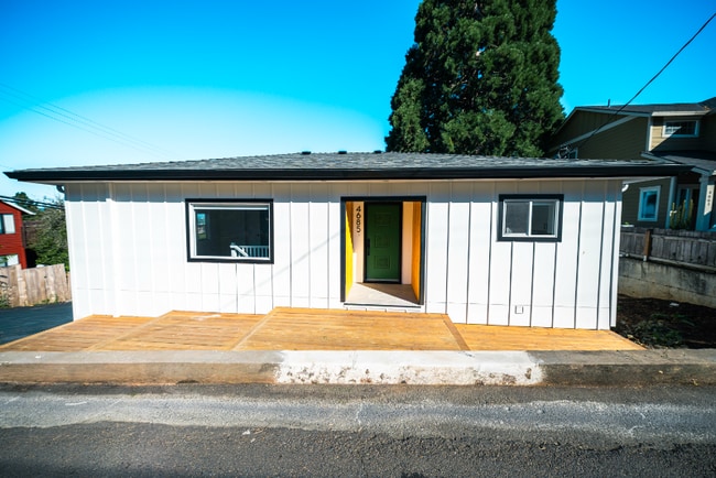 Building Photo - 4685 Riverview Ave