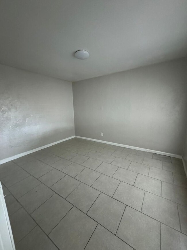Building Photo - Beautiful Three Bedroom Home Available Now!