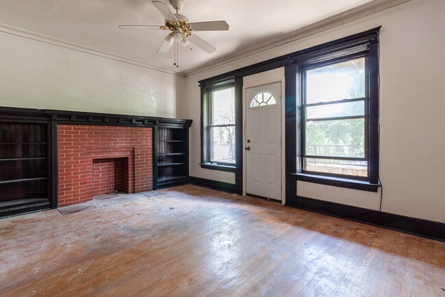 Building Photo - 910 W Belle Plaine Ave