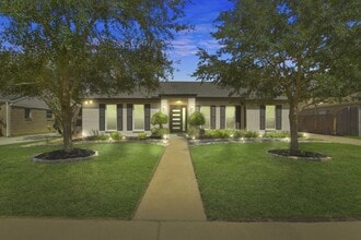 Building Photo - 15710 Creekhaven Dr