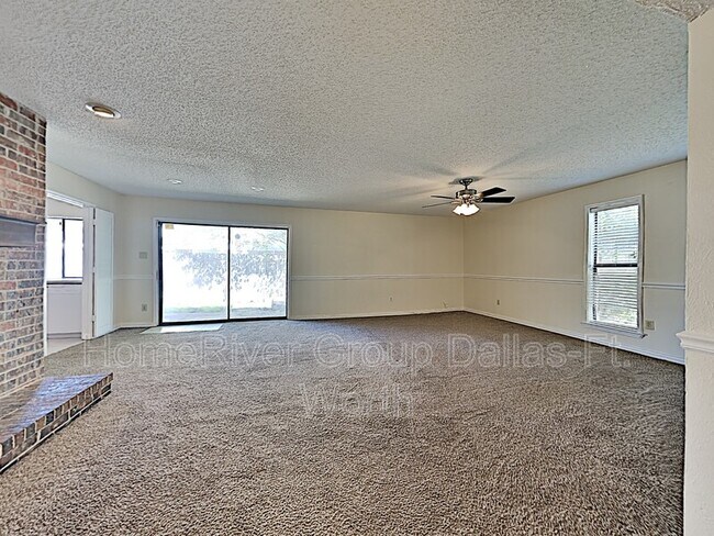 Building Photo - 3105 Charter Oak Dr
