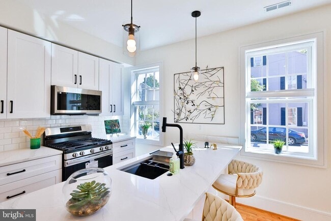 Building Photo - 221 S Alfred St