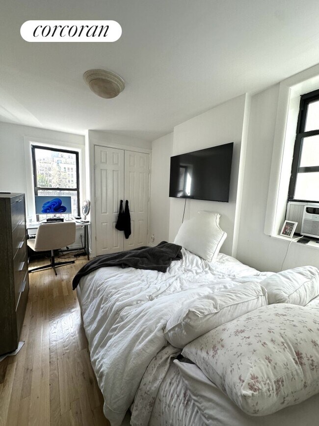 Foto del edificio - 324 W 47th St
