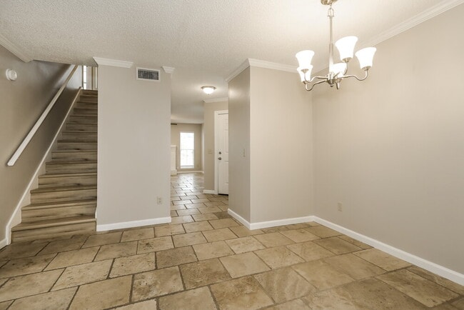 Building Photo - 653 Staffordshire Dr E