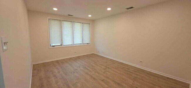 Foto del edificio - 445 W 37th St