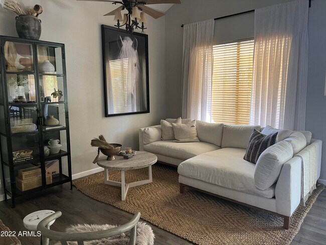 Foto del edificio - 8907 W Quail Ave