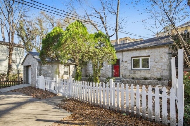 Building Photo - 653 Somerset Terrace NE