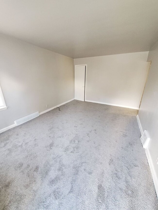 Building Photo - 2 Bedroom Single Family - Brand new Flooring